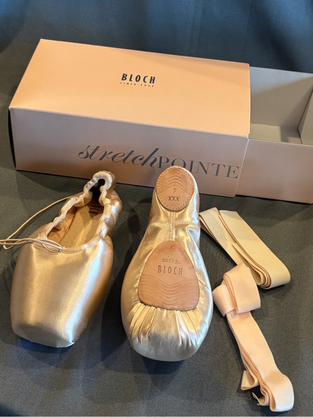 Bloch Eurostretch Pointe w/elastic & ribbon- Sz. 3X 7